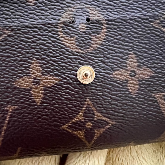 🚫SOLD🚫 Authentic Louis Vuitton Emilie Wallet - Picture 4 of 9